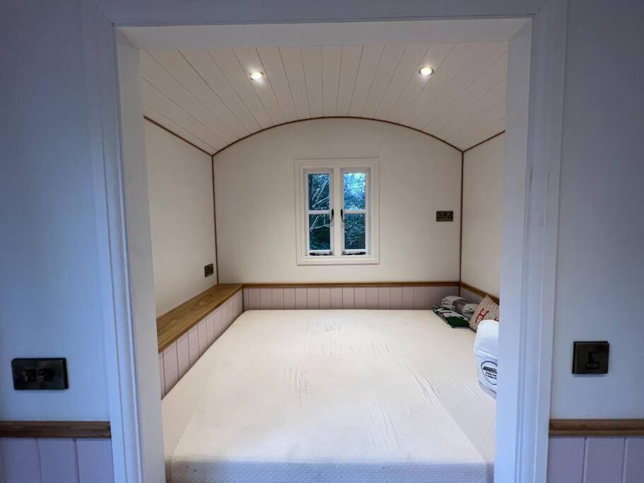 Tranquil Spot Shepherds Hut Cinderford Exterior foto