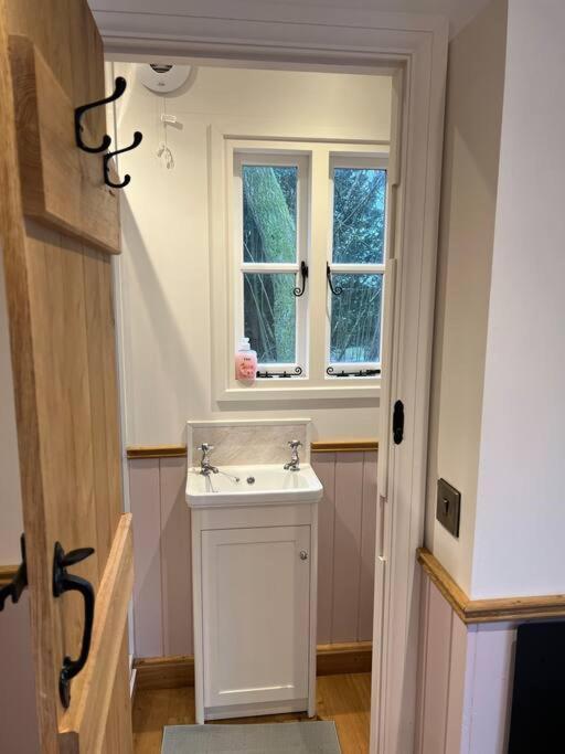 Tranquil Spot Shepherds Hut Cinderford Exterior foto