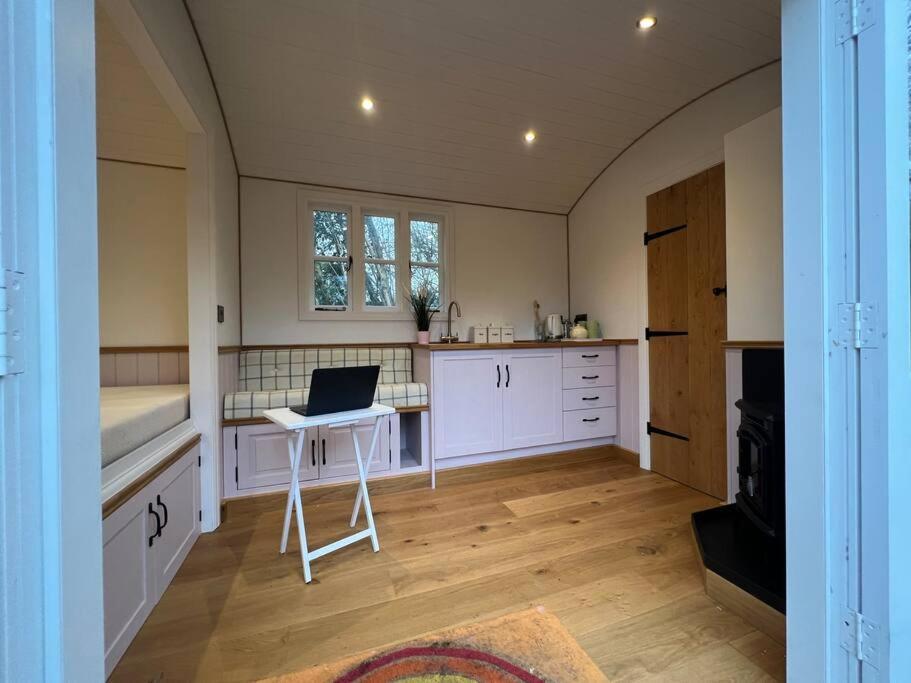 Tranquil Spot Shepherds Hut Cinderford Exterior foto